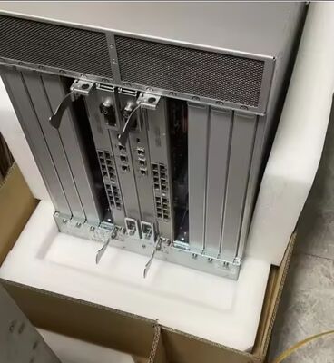 Brocade BR-DCX8518-B-0001 DCX 8510-8 SAN Backbone Director Switch, 10,2 Tb/s, 16G FC, pakiet Enterprise